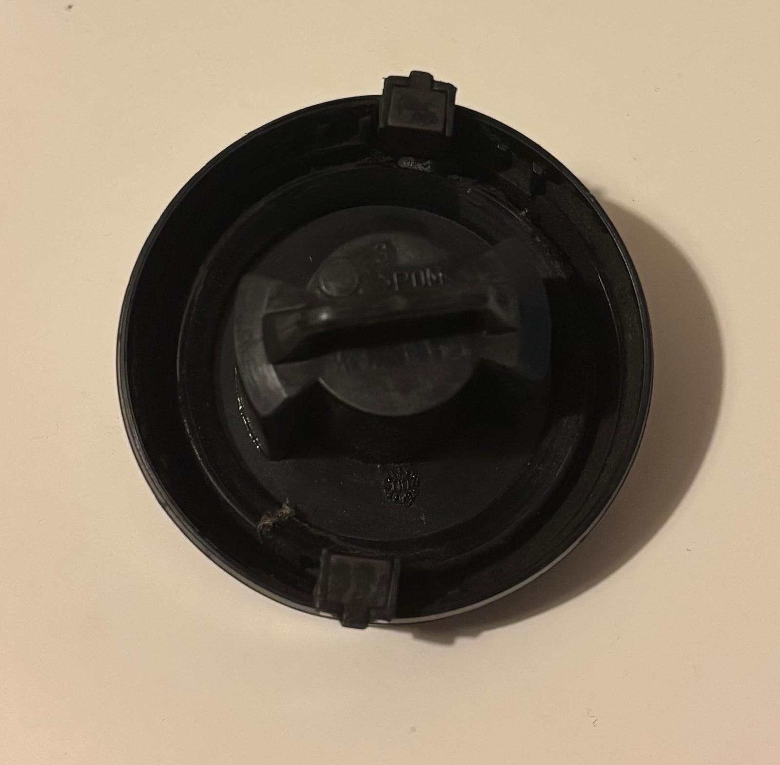 Bouchon d'origine, face intérieure. Exemplaire de référence, pas le kit vendu., Peugeot 406, dont coupé 2.2 HDi
